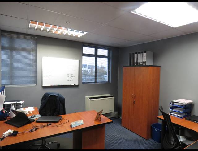 305M² OFFICE TO LET IN SOMERSET WEST MALL TRIANGLE